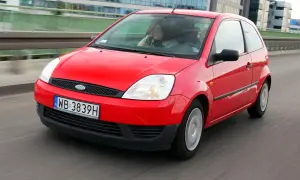 Czerwony Ford Fiesta MK5 w ruchu miejskim.