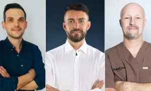 Trzech lekarzy: ortopeda w granatowej koszuli, chirurg w białej koszuli i lekarz w brązowym uniformie.