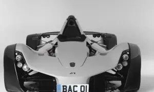 Biały, sportowy samochód BAC Mono z widocznym silnikiem i tablicą rejestracyjną "BAC 01".