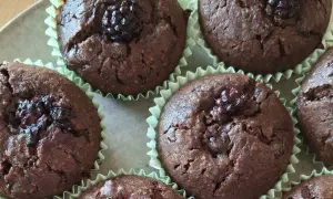 Schokoladige Himbeer-Schoko-Muffins mit saftigen Beeren, bereit zum Genießen.