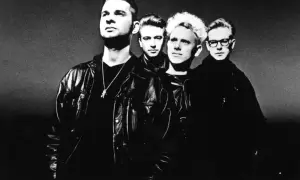 Czterech mężczyzn w skórzanych kurtkach, jakby gotowi do wykonania kolejnych niezapomnianych depeche mode utworów.