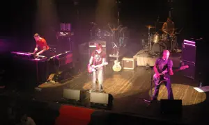 Zespół na scenie, muzycy grają na instrumentach, a wokalista śpiewa. Co słychać w odsłuchu? Koncert w pełni!