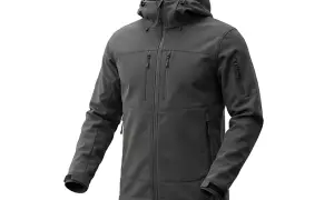 Szara kurtka softshell z kapturem i wieloma kieszeniami. Dowiedz się, jak prać softshell, by zachować jego właściwości.