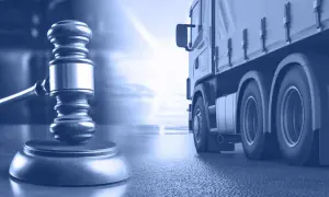 Młotek sędziowski i ciężarówka. To może być co to jest odpis wniosku w sprawie transportu.
