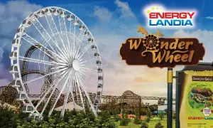 Ile jest atrakcji w Energylandii? Ogromne koło widokowe Wonder Wheel i rollercoaster w tle zapraszają do zabawy.