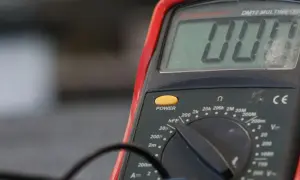 Napięcie ładowania alternatora 12V: Jak sprawdzić i zdiagnozować?