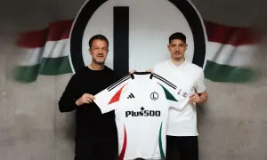 Dwóch mężczyzn prezentuje koszulkę Legii. Zastanawiasz się, ile kosztuje bilet na mecz Legii?