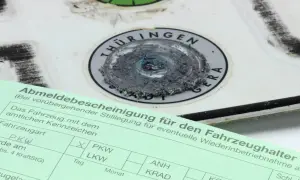 Abgemeldetes Auto gekauft, was nun? Die Abmeldebescheinigung und das Siegel auf dem Kennzeichen zeigen den Status.