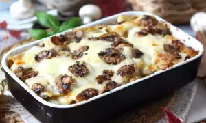 En krämig pasta al forno med svamp och smält ost, perfekt för ett mysigt middagsrecept.