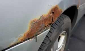 Starke Korrosion am Kotflügel eines Autos. Die Kosten für Rost entfernen am Auto können je nach Ausmaß variieren.