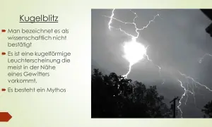 Gewitter mit Blitzen, die zeigen, wie entstehen blitze. Ein kugelförmiger Lichtball, der oft bei Gewittern auftritt.