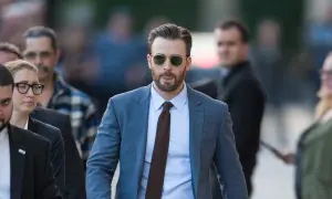 Chris Evans trägt einen blauen Anzug mit einem hellblauen Hemd und einer braunen Krawatte. Ein brauner Anzug kombiniert mit dieser Krawatte wäre auch stilvoll.
