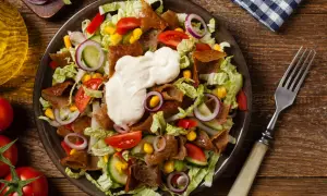 Co się daje do sałatki gyros? Odkryj składniki, które zachwycą smak