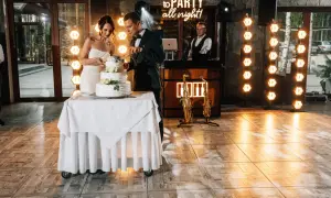 Para wesele kroi tort. DJ gra, a saksofony czekają na wesoły wierszyk na wesele dla dzieci.