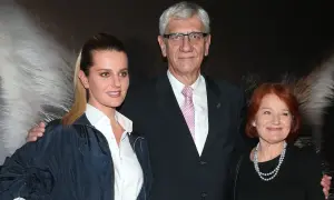 Maryna Kobuszewska, córka, z rodzicami pozuje do zdjęcia na tle futra.