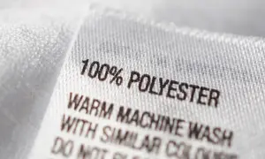 Etikett zeigt "100% POLYESTER". Ist Polyester gut? Ja, es ist pflegeleicht und langlebig.