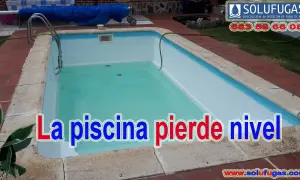 Piscina con nivel bajo de agua, indicando la necesidad de reparar piscina. Empresa Solufugas especializada en fugas.