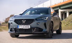 Szary Cupra Formentor z czarnymi felgami, gotowy na testy. Czy warto go kupić? Sprawdź nasze opinie!