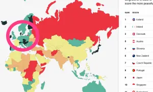 Mapa świata z zaznaczonymi najbezpieczniejszymi krajami świata. W Europie zielone obszary wskazują na wysoki poziom bezpieczeństwa.
