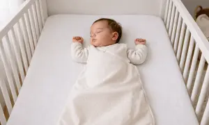 Un bébé dort paisiblement dans son berceau. Cette image rappelle l'importance de la vigilance pour prévenir la mort subite du nourrisson.