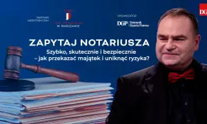 Młotek sędziowski na stercie dokumentów i mężczyzna w muszce. Temat: sukcesja co to i jak przekazać majątek.