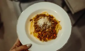En tallrik med tagliatelle och en mustig köttfärssås, kanske en ragu. Skillnad ragu och bolognese kan vara svår att se på en bild, men här är en härlig portion.