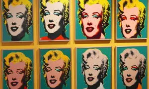 Osiem portretów Marilyn Monroe w stylu pop art Warhol, z różnymi kolorami tła i makijażu.
