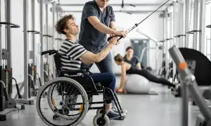 Rehabilitacja w klubie fitness. Dowiedz się, jak obliczyć dofinansowanie do turnusu rehabilitacyjnego, by skorzystać z profesjonalnej pomocy.