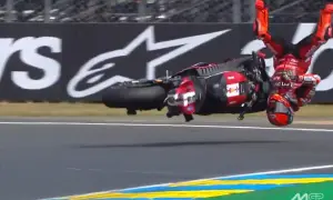 Marc Márquez sufre una aparatosa caída en carrera, saliendo volando de su moto en un momento dramático.