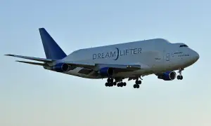 Der Boeing 747 Dreamlifter mit ausgefahrenem Fahrwerk im Landeanflug.