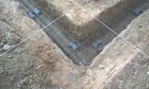 Zbrojenie fundamentów w wykopie. Podbijanie fundamentów to kluczowy etap budowy, zapewniający stabilność konstrukcji.