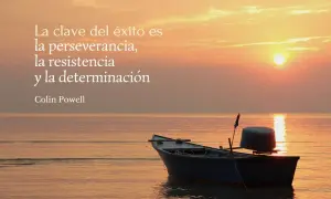 Barco solitario al atardecer, con frases de resiliencia: "La clave del éxito es la perseverancia, la resistencia y la determinación." - Colin Powell.