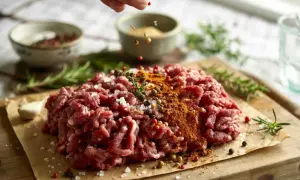 Idealne mięso na hamburgery: Jak przyprawić? Uniknij 3 błędów!