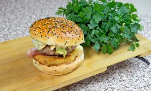 Jak zrobić burgera jak z McDonald's - prosty przepis na smak dzieciństwa