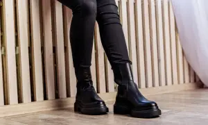Czarne, dopasowane spodnie i masywne botki za kostkę to idealny duet. Zobacz, jak nosić spodnie do butów za kostkę, by stworzyć stylowy look.