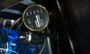Transmiter FM z wyświetlaczem częstotliwości (88.3-88.9 MHz) i przyciskiem ON/OFF.