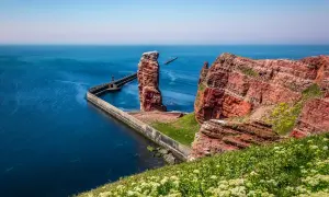 Felsen und Meer auf Helgoland. Hier kann man die Natur genießen, wandern und die einzigartige Felsformation "Lange Anna" bestaunen.