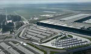 Lotnisko Radom rozkład lotów. Widok z lotu ptaka na nowoczesny terminal, pasy startowe i rozległe parkingi.
