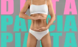 Donna con pancia piatta, simbolo di benessere e forma fisica.
