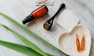 Zestaw do pielęgnacji: roller, ampułki z serum, waciki i patyczki. Idealny do domowego zabiegu z retinolem.