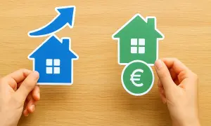 Zwei Hände halten Papierhäuser: eins mit Pfeil nach oben (Wertsteigerung), das andere mit Euro-Symbol (Mieteinnahmen). Eine Entscheidung: verkaufen oder vermieten?