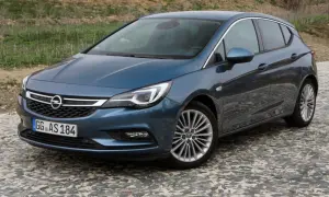 Opel Astra 1.4 Turbo 125 CV, azul, aparcado en calle empedrada. ¿Problemas con este modelo?