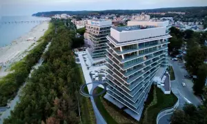 Nowoczesne apartamentowce Wave Międzyzdroje Resort & Spa przy plaży i lesie.