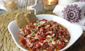 Deliciosa ensalada de pimientos asados con trozos de huevo duro y hierbas, servida con pan tostado.