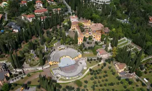Vista aerea del Vittoriale degli Italiani, la casa di D'Annunzio sul Lago di Garda, con il suo anfiteatro e giardini.