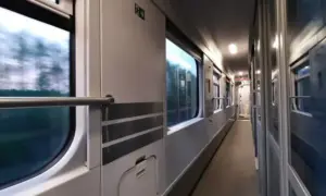 Korytarz pociągu PKP, podróż z Lublina do Kołobrzegu. Widok na okna i drzwi wagonu.