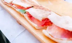 Paposcia Peschici, focaccia ripiena di prosciutto crudo e pomodoro, un sapore autentico del Gargano.
