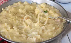 Makaron zapiekany z kurczakiem i ciągnącym się serem provola, posypany pieprzem.