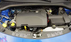 Silnik benzynowy 1.2 w Renault Clio 3, widok komory silnika z przewodami i osłonami.