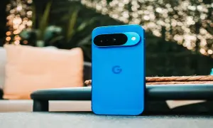El nuevo Pixel 10, azul vibrante, descansa sobre una mesa exterior, listo para capturar la vida.